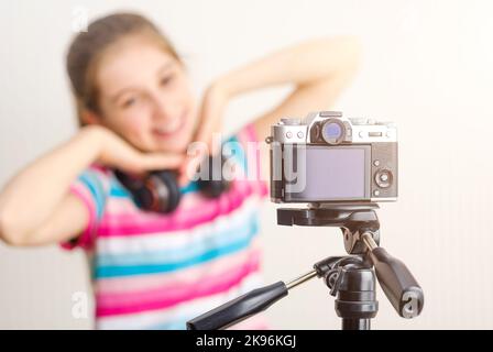 La ragazza è fotografata mani colte Foto Stock