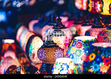 Lampade a mosaico arabe nel negozio di souvenir Foto Stock