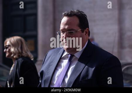 Roma, Italia. 26th Ott 2022. Claudio Durigon cammina di fronte all'edificio del Senato (Foto di Matteo Nardone/Pacific Press) Credit: Pacific Press Media Production Corp./Alamy Live News Foto Stock