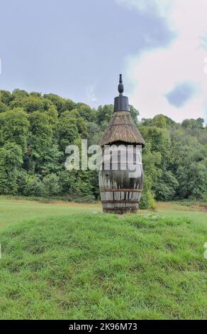 Sede a botte rotante in legno nel giardino dell'Hampshire di Gilbert Whites Foto Stock