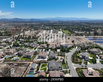 Veduta aerea di Rancho Cucamonga, situato a sud delle colline ai piedi delle Montagne di San Gabriel e della Foresta Nazionale di Angeles nella Contea di San Bernardino, California, Stati Uniti. Foto Stock