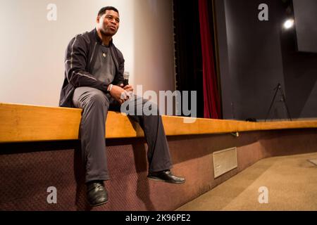 Herschel Walker, vincitore del Trofeo Heisman, atleta professionista, uomo d'affari, autore, E il portavoce nazionale dei Patriot Support Programs of Universal Health Services discute l'importanza di cercare aiuto per la malattia mentale e l'abuso di sostanze con Marines il 24 marzo 2015, al Marine Corps base Camp Pendleton in California. (USA) Foto Stock