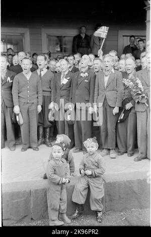 Prigionieri di guerra norvegesi, liberati dal campo di detenzione nazista Grini dopo la capitolazione della Germania. Qui alla stazione di Charlottenberg. Foto Stock