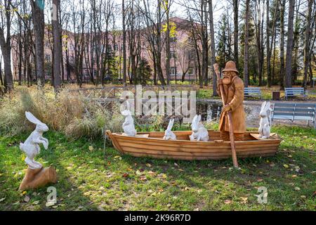 Chudovo, Russia - 08 ottobre 2022: Scultura in legno basata sulla trama del famoso poema Old Man Mazai e Hares. Autore Vladimir Shkalikov, 2022. Museo Foto Stock