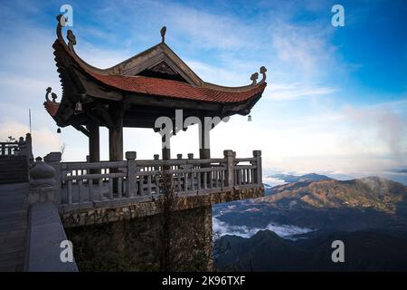 Il turista si trova sul sito per vedere le belle viste e guardare in lontananza. Punto di vista sulla cima di Fansipan, Foto Stock