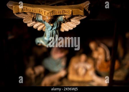 Un angelo con il banner 'Gloria in Excelsis Deo' Foto Stock