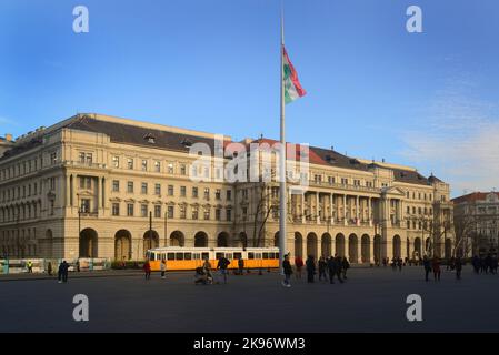 La gente che cammina di fronte al Ministero dell'Agricoltura in Piazza Kossuth Lajos Foto Stock