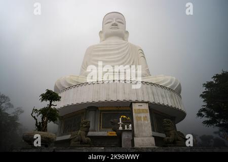 Statua del Buddha nella nebbia a SUNWORLD Ba Na Hills, Danang, Vietnam - 07 GENNAIO 2019 Foto Stock