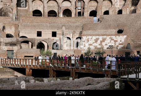 Roma, Italia. 25th Ott 2022. Cerimonia finale della "Cry for Peace", l'incontro interreligioso organizzato da Comunità di Sant'Egidio, Roma, Italia, ottobre 25 2022. Papa Francesco ha incontrato al Colosseo i leader delle confessioni cristiane e delle principali religioni del mondo e ha firmato con loro un appello per la pace. (Foto di Elisa Gestri/SIPA USA) Credit: Sipa USA/Alamy Live News Foto Stock