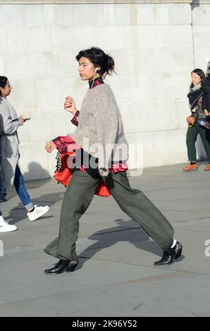 Londra, Regno Unito. 26th Ott 2022. Persone in Trafalgar Square. Luminoso sole autunnale nel West End. Credit: JOHNNY ARMSTEAD/Alamy Live News Foto Stock