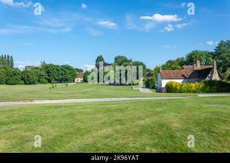 Case in Stadhampton Recreation Ground, Milton Road, Stadhampton, Oxfordshire, Inghilterra, Regno Unito Foto Stock