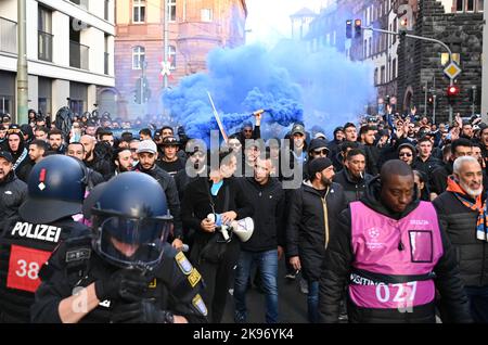 26 ottobre 2022, Assia, Francoforte sul meno: Il fumo blu proviene dai fuochi d'artificio durante la marcia dei tifosi dell'Olympique Marsiglia da Römerberg alla stazione ferroviaria principale. In serata, le squadre di calcio dell'Eintracht Frankfurt e dell'Olympique Marseille giocano l'una contro l'altra nella Champions League. Foto: Arne Dedert/dpa Foto Stock