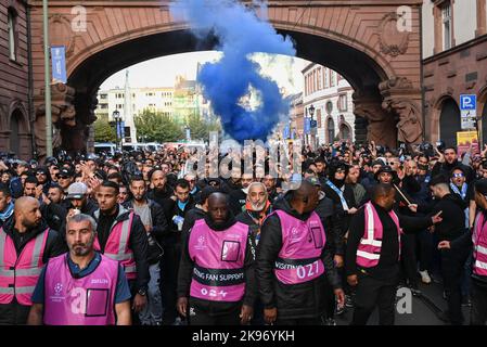 26 ottobre 2022, Assia, Francoforte sul meno: Il fumo blu proviene dai fuochi d'artificio durante la marcia dei tifosi dell'Olympique Marsiglia da Römerberg alla stazione ferroviaria principale. In serata, le squadre di calcio dell'Eintracht Frankfurt e dell'Olympique Marseille giocano l'una contro l'altra nella Champions League. Foto: Arne Dedert/dpa Foto Stock