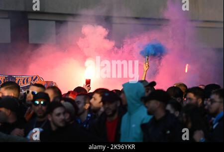 26 ottobre 2022, Assia, Francoforte sul meno: Il fumo blu proviene dai fuochi d'artificio durante la marcia dei tifosi dell'Olympique Marsiglia da Römerberg alla stazione ferroviaria principale. In serata, le squadre di calcio dell'Eintracht Frankfurt e dell'Olympique Marseille giocano l'una contro l'altra nella Champions League. Foto: Arne Dedert/dpa Foto Stock