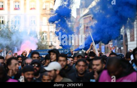 26 ottobre 2022, Assia, Francoforte sul meno: Il fumo blu proviene dai fuochi d'artificio durante la marcia dei tifosi dell'Olympique Marsiglia da Römerberg alla stazione ferroviaria principale. In serata, le squadre di calcio dell'Eintracht Frankfurt e dell'Olympique Marseille giocano l'una contro l'altra nella Champions League. Foto: Arne Dedert/dpa Foto Stock