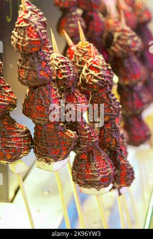 Un colpo verticale di fragole ricoperte di cioccolato a Barcellona Foto Stock