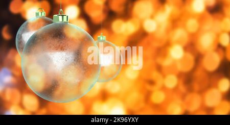 Festive baubles in vetro trasparente appesi su uno sfondo luminoso e brillante. Set di palle decorative realistiche in 3D. Buon Natale Foto Stock