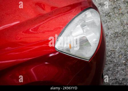 Faro di auto rosso brillante, foto ravvicinata Foto Stock