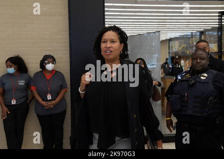 Washington, Stati Uniti. 26th Ott 2022. Il sindaco DC Muriel Bowser arriva oggi a presentare le sue osservazioni al 15th° Annual Disability Expo il 26 ottobre 2022 alla MLK Public Libray di Washington DC, USA. (Foto di Lenin Nolly/Sipa USA) Credit: Sipa USA/Alamy Live News Foto Stock