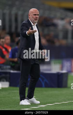 Milano, Italia, 26th ottobre 2022. Michal Bilek allenatore capo di Viktoria Plzen reagisce durante la partita della UEFA Champions League a Giuseppe Meazza, Milano. L'immagine di credito dovrebbe essere: Jonathan Moskrop / Sportimage Foto Stock