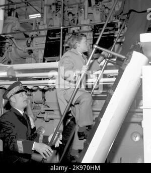 La visita reale al traghetto ferroviario 'Trelleborg' a Stoccolma, il principe ereditario Carl Gustaf Sedemer Carl XVI Gustaf. Direttore generale Erik Upmark Foto Stock