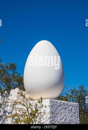 Vista esterna del famoso uovo di Dalí situato nella casa che Salvador Dalí ha costruito sulla spiaggia di Cadaqués. Foto Stock