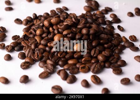 chicchi di caffè fotografici sdraiati sul tavolo Foto Stock