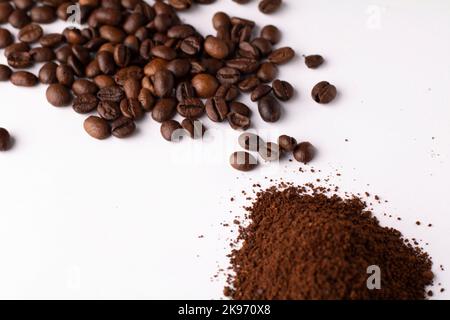 foto chicchi di caffè interi e caffè macinato giacenti su uno sfondo bianco vista dall'alto Foto Stock