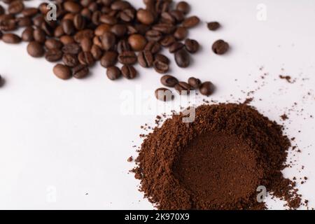 foto dei chicchi di caffè interi e del caffè macinato sul tavolo Foto Stock