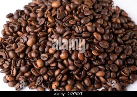 i chicchi di caffè in pile di foto si trovano sul tavolo da vicino Foto Stock