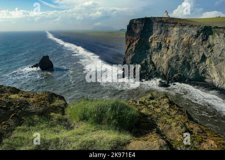 Surf senza riposo, scogliere basaltiche del mare, Dyrholaey, Islanda Foto Stock