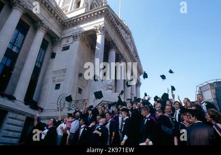 Portsmouth Hampshire Inghilterra Graduation Day - studenti che lanciano tavole di Malta in aria al di fuori di Guildhall Foto Stock