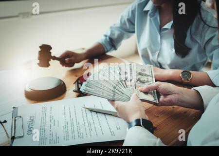 Concetti legali e contratti si concentra sulle donne in possesso di dollari con documenti contrattuali e pagamenti di acquisto casa. Foto Stock