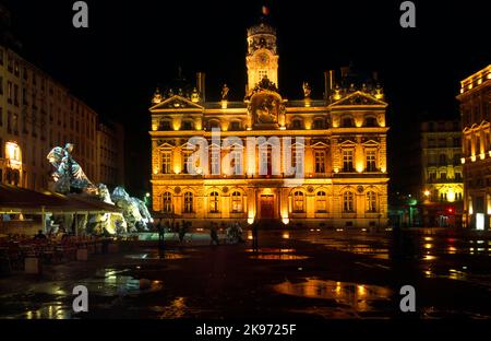 Lione Francia Place De Terreaux Hotel De Ville e Fontaine Bartholdi illuminati di notte Foto Stock