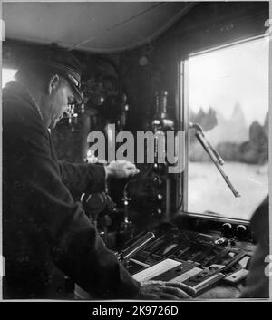 Conducente LOK nella cabina di guida della locomotiva SJ MG. Foto Stock