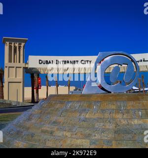 Dubai UAE Internet City Sign & Fountain con simbolo Asperand Foto Stock