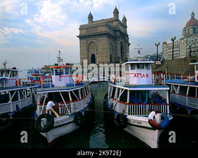 Mumbai (ex Bombay) India Gateway of India Monument per commemorare lo sbarco del re imperatore Giorgio V in 1911and Tour Boats Foto Stock