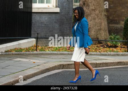 Londra, Regno Unito. 25th ottobre 2022. Kemi Badenoch, deputato conservatore di Saffron Walden, arriva a Downing Street mentre il nuovo primo ministro del Regno Unito, Rishi Sunak, nomina il suo gabinetto. Rishi Sunak è stato nominato primo Ministro da Re Carlo III dopo aver vinto la leadership conservatrice come l'unico candidato che ha ottenuto le 100 candidature da deputati conservatori specificati per il concorso di leadership. Credit: Notizie dal vivo di Mark Kerrison/Alamy Foto Stock