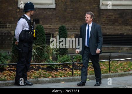 Londra, Regno Unito. 25th ottobre 2022. Alister Jack, deputato conservatore di Dumfries e Galloway, arriva a Downing Street mentre il nuovo primo ministro del Regno Unito, Rishi Sunak, nomina il suo gabinetto. Rishi Sunak è stato nominato primo Ministro da Re Carlo III dopo aver vinto la leadership conservatrice come l'unico candidato che ha ottenuto le 100 candidature da deputati conservatori specificati per il concorso di leadership. Credit: Notizie dal vivo di Mark Kerrison/Alamy Foto Stock