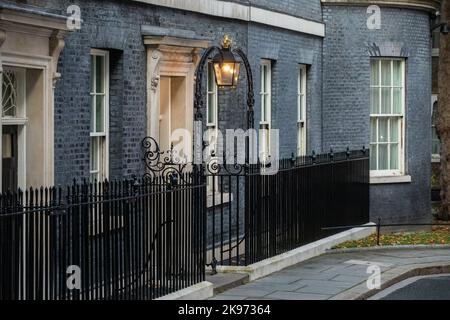 Londra, Regno Unito. 25th ottobre 2022. L'ingresso al 10 Downing Street è raffigurato dall'estremità della strada il giorno in cui Rishi Sunak è stato nominato primo Ministro del Regno Unito. Rishi Sunak è stato nominato primo Ministro da Re Carlo III dopo aver vinto la leadership conservatrice come l'unico candidato che ha ottenuto le 100 candidature da deputati conservatori specificati per il concorso di leadership. Credit: Notizie dal vivo di Mark Kerrison/Alamy Foto Stock