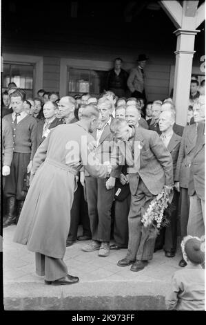 Prigionieri di guerra norvegesi, liberati dal campo di detenzione nazista Grini dopo la capitolazione della Germania. Qui alla stazione di Charlottenberg. Foto Stock