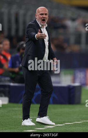 Milano, Italia, 26th ottobre 2022. Michal Bilek allenatore capo di Viktoria Plzen reagisce durante la partita della UEFA Champions League a Giuseppe Meazza, Milano. L'immagine di credito dovrebbe essere: Jonathan Moskrop / Sportimage Foto Stock