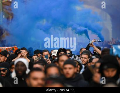 26 ottobre 2022, Assia, Francoforte sul meno: Il fumo blu proviene dai fuochi d'artificio durante la marcia dei tifosi dell'Olympique Marsiglia da Römerberg alla stazione ferroviaria principale. In serata, le squadre di calcio dell'Eintracht Frankfurt e dell'Olympique Marseille giocano l'una contro l'altra nella Champions League. Foto: Arne Dedert/dpa Foto Stock