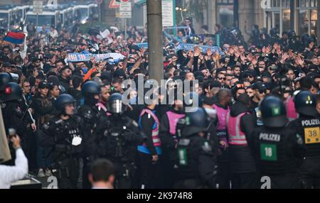 26 ottobre 2022, Hesse, Francoforte sul meno: Gli agenti di polizia accompagnano i tifosi dell'Olympique Marseille durante la loro marcia da Römerberg alla stazione ferroviaria principale. In serata, le squadre di calcio dell'Eintracht Frankfurt e dell'Olympique Marseille giocano l'una contro l'altra nella Champions League. Foto: Arne Dedert/dpa Foto Stock