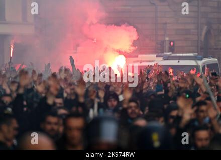 26 ottobre 2022, Hesse, Francoforte sul meno: Gli appassionati dell'Olympique Marseille bruciano fuochi d'artificio durante la marcia da Römerberg alla stazione ferroviaria principale. In serata, le squadre di calcio dell'Eintracht Frankfurt e dell'Olympique Marseille giocano l'una contro l'altra nella Champions League. Foto: Arne Dedert/dpa Foto Stock