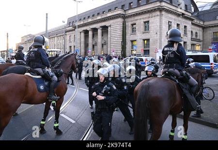 26 ottobre 2022, Hesse, Francoforte sul meno: Gli agenti di polizia accompagnano i tifosi dell'Olympique Marseille durante la loro marcia da Römerberg alla stazione ferroviaria principale. In serata, le squadre di calcio dell'Eintracht Frankfurt e dell'Olympique Marseille giocano l'una contro l'altra nella Champions League. Foto: Arne Dedert/dpa Foto Stock