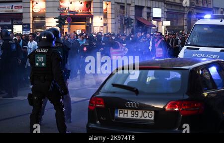 26 ottobre 2022, Hesse, Francoforte sul meno: Gli agenti di polizia accompagnano i tifosi dell'Olympique Marseille durante la loro marcia da Römerberg alla stazione ferroviaria principale. In serata, le squadre di calcio dell'Eintracht Frankfurt e dell'Olympique Marseille giocano l'una contro l'altra nella Champions League. Foto: Arne Dedert/dpa Foto Stock