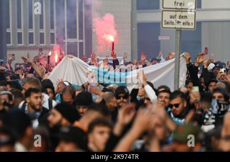 26 ottobre 2022, Hesse, Francoforte sul meno: Gli appassionati dell'Olympique Marseille bruciano fuochi d'artificio durante la marcia da Römerberg alla stazione ferroviaria principale. In serata, le squadre di calcio dell'Eintracht Frankfurt e dell'Olympique Marseille giocano l'una contro l'altra nella Champions League. Foto: Arne Dedert/dpa Foto Stock