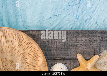 Piatto esotico visto dall'alto su un pavimento di legno sopra una piscina con conchiglie. Atmosfera vacanza in estate. Foto Stock