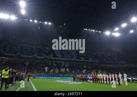 Milano, Italia, 26th ottobre 2022. Giocatori e ufficiali si allineano prima del calcio d'inizio nella partita della UEFA Champions League a Giuseppe Meazza, Milano. L'immagine di credito dovrebbe essere: Jonathan Moskrop / Sportimage Foto Stock